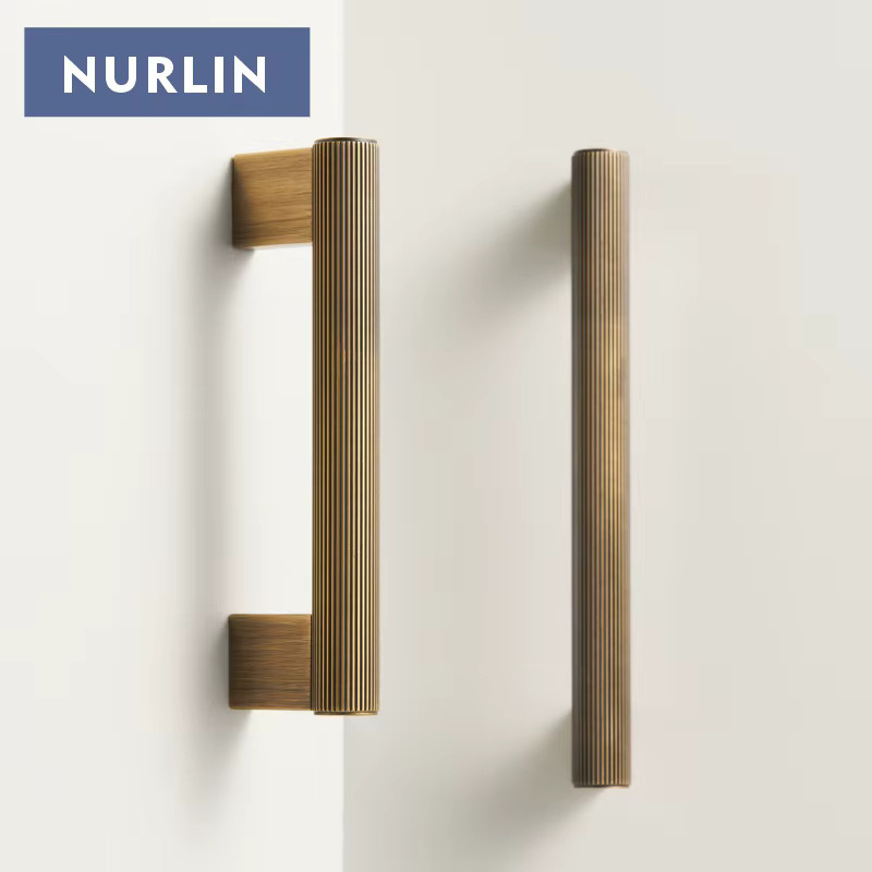 Nurlin Möbelgriff aus massivem Messing in Gold mit gebürsteter Oberfläche und quadratischen Füßen - Bild 1