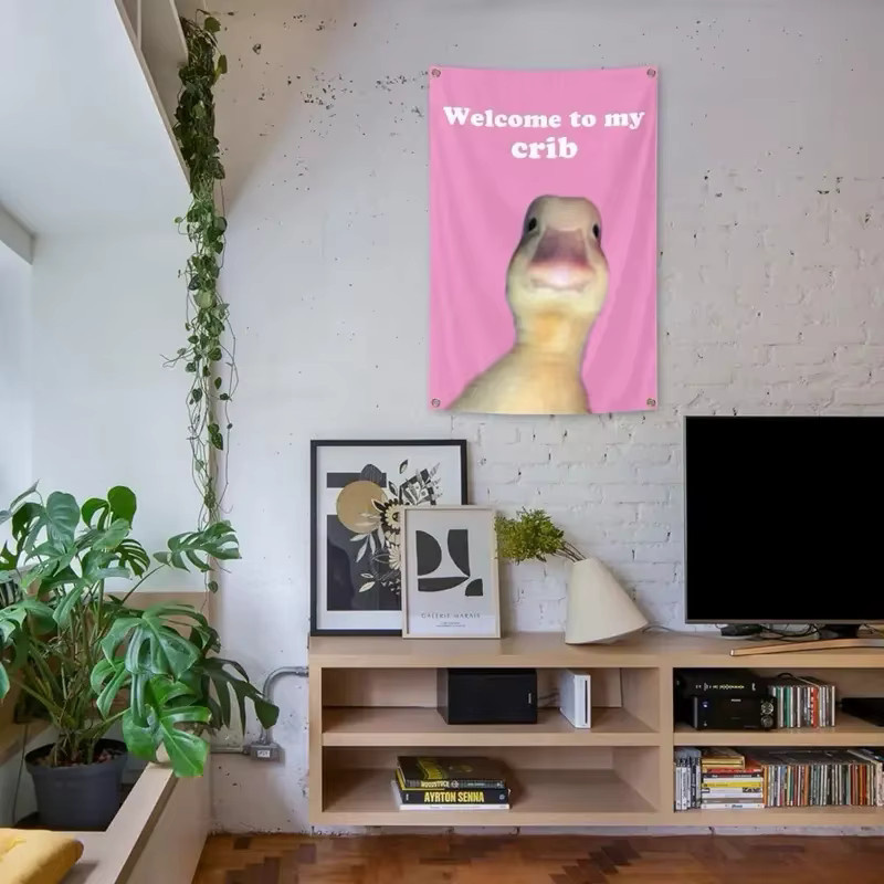VIKAMA Wandteppich mit Entenmotiv Welcome to My Crib in Pink, Textil-Wanddeko für Wohnzimmer und Schlafzimmer, B: 150 cm, H: 100 cm - Bild 3