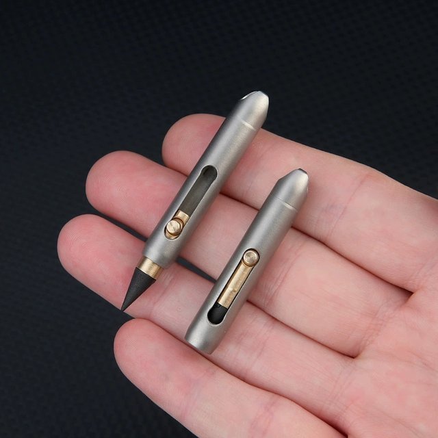 ELESESAFE Tragbarer Mini-Taktikstift aus Titanlegierung in Silber und Grau mit austauschbarer Mine und Schlüsselring für Outdoor und Camping - Bild 1