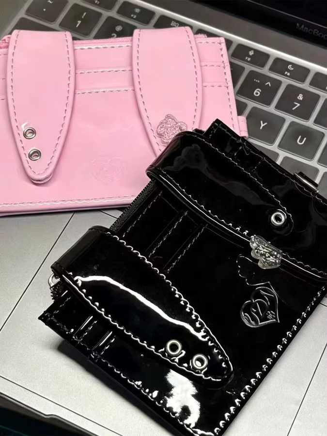 Tragbare Wechselgeldtasche im Ins-Stil mit Hasenohren als Kartenhalter und Ausweisfach in Schwarz-Rosa - Bild 2
