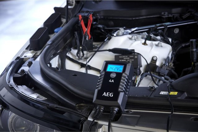 AEG LD4 Batterieladegerät für Kfz in Schwarz, 6 V und 12 V, 2 A und 4 A - Bild 2