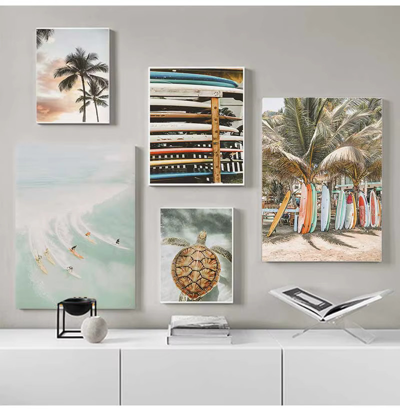 Tropical Summer Beach Wandkunst Leinwanddruck mit Muschel, Palme und Surfbrett im Nordic Design, Mehrfarbig - Bild 1