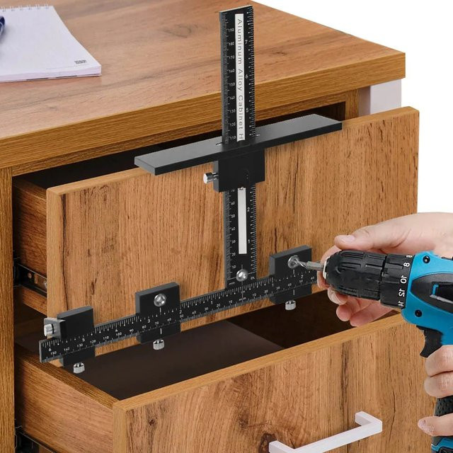 KPXIN Verstellbares Schrank-Hardware-Werkzeug aus Aluminiumlegierung in Schwarz zur Installation von Griffen und Knöpfen an Türen und Schubladen inklusive Bit - Bild 1