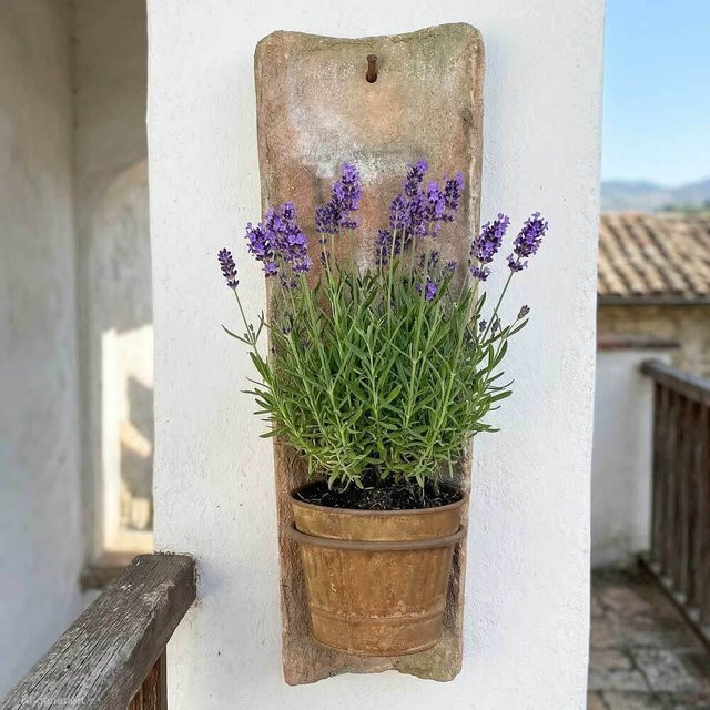 Hängender Blumentopf aus echtem antiken Dachziegel in Edelrost-Optik im Landhaus- und Shabby-Chic-Stil, Breite: 45-48 cm - Bild 1