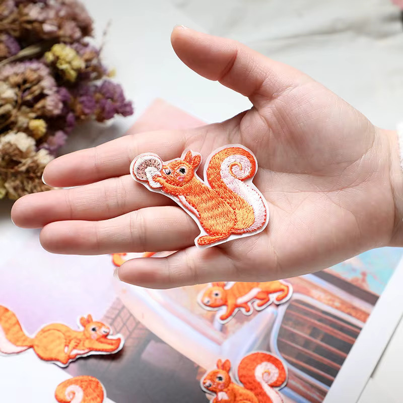 Selbstklebender Stick-Aufkleber mit Cartoon Eichhörnchen Motiv für Kleidung Taschen und Hüte als DIY Zubehör - Bild 2