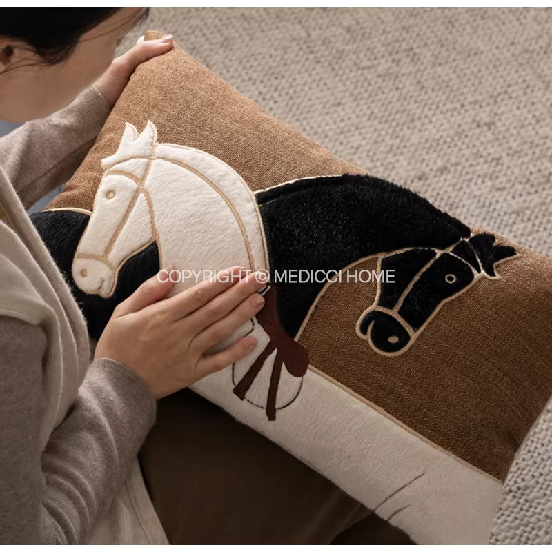 Medicci Home Luxuriöser Kissenbezug mit handgefertigter Pferdesilhouetten-Stickerei in quadratischer Form - Bild 6