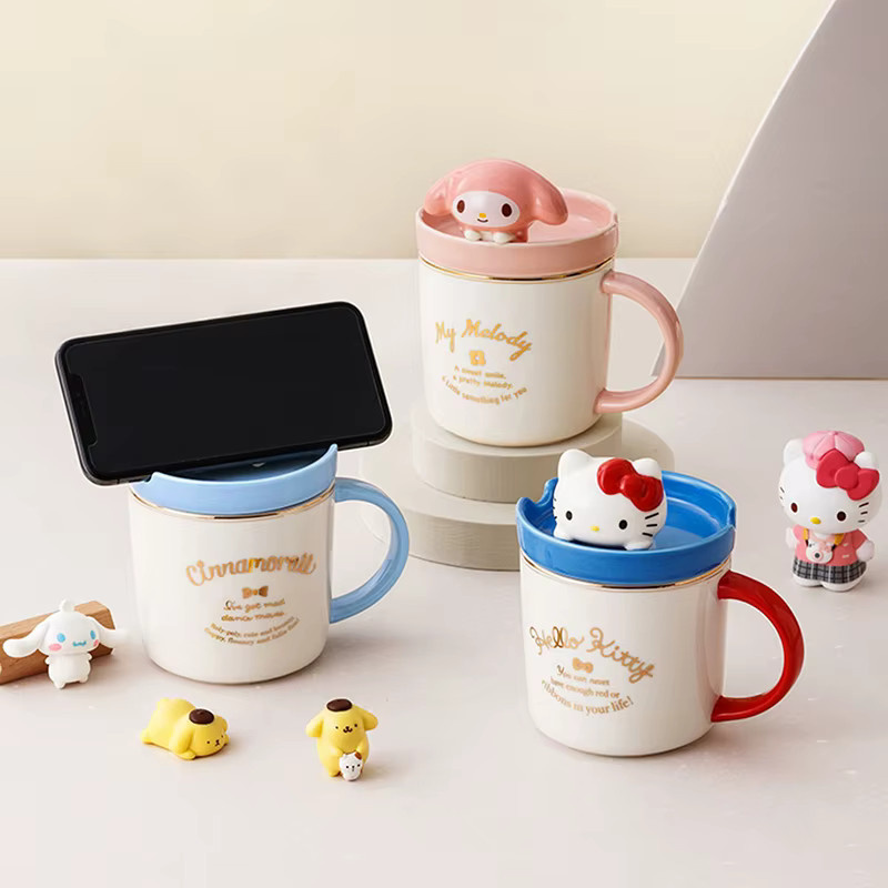 Sanrio Keramikbecher mit Hello Kitty Motiv und 3D-Puppendeckel, Mehrfarbig, 320 ml - Bild 1