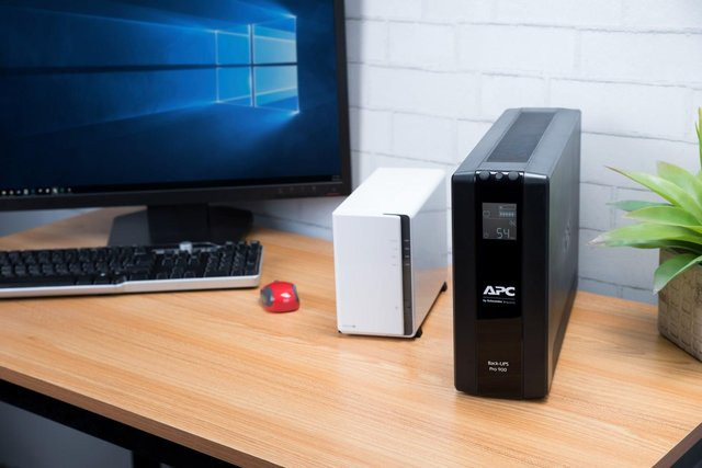 APC Back-UPS Pro BR900MI USV mit 900 VA, 540 Watt, USB und Ethernet/LAN, Schwarz - Bild 1