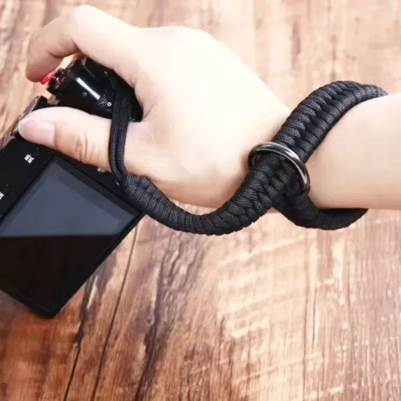 VIKEFON Handgelenk-Armband aus gewebtem Seil mit Quick Release Schnalle für Leica Sony Fujifilm Canon Nikon in Schwarz und Grün - Bild 2