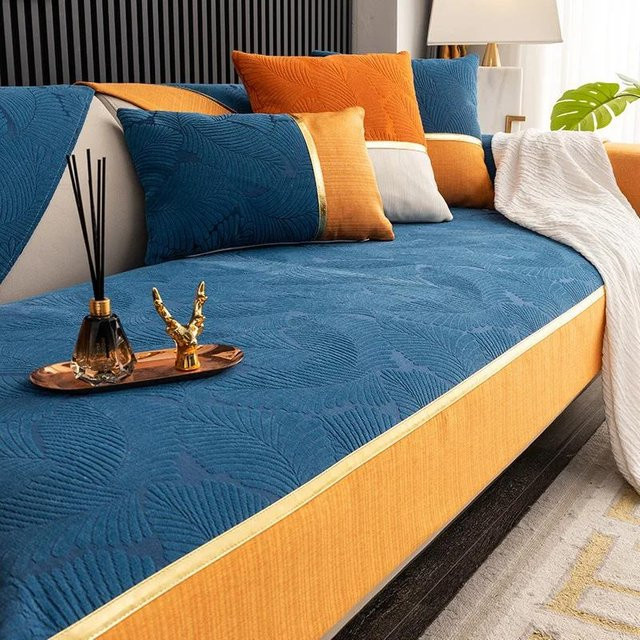 Modernes Blatt-Jacquard Sofaüberwurf aus Chenille in Orange mit goldenen Linien, rutschfest und abnehmbar, Breite: 70 cm, Tiefe: 70 cm - Bild 1