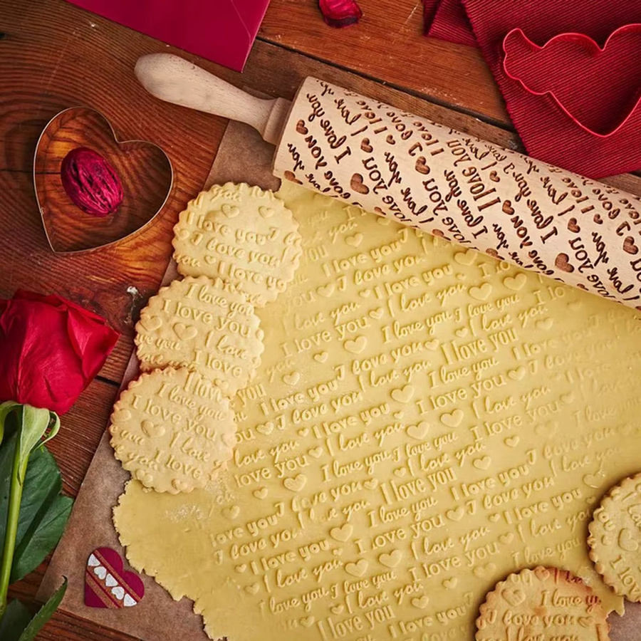 Arjmide Nudelholz aus Holz mit tief graviertem Herzmuster in Braun zum Backen von Cookies und Gebäck - Bild 2