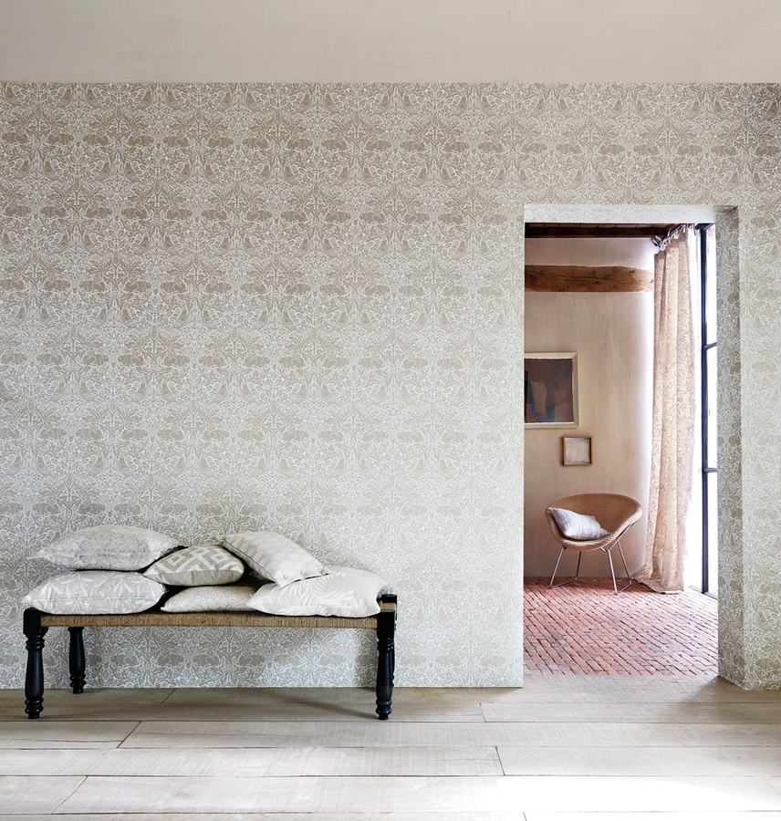 Morris & Co. Tapete Pure Brer Rabbit Linen in Weiß, Gold, Silber und Beige mit Tier- und Blumenmotiven im Art Nouveau Stil - Bild 1
