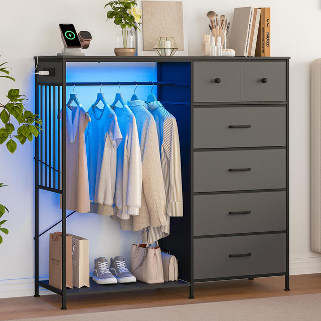GarveeHome Kleiderschrank für Schlafzimmer mit 6 Schubladen, LED-Beleuchtung und Ladestation, Metall und Holz, Farbe: Schwarz/Braun, B/T/H: 125 x 40 x 120 cm - Bild 1