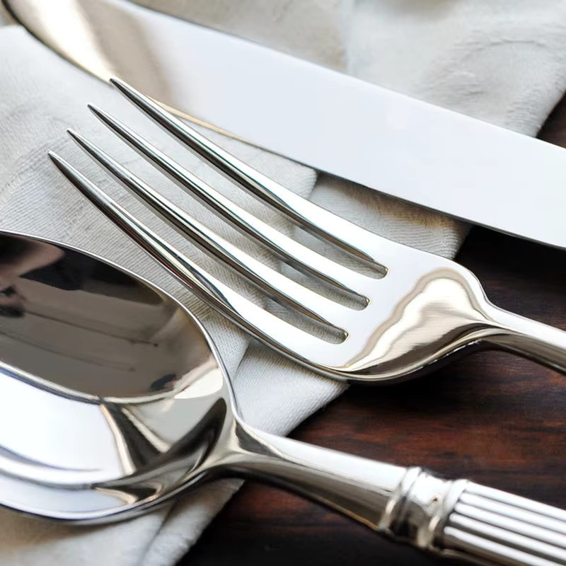 Edles Besteckset aus Edelstahl mit römischem Säulendesign in Silber, bestehend aus Messer, Löffel und Gabel - Bild 4
