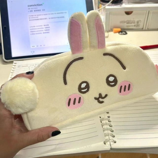 Jiyi Plüsch Federmäppchen mit Stickerei im Cartoon-Stil, großes Kapazität Etui aus Flanell für Schüler in Weiß, Blau und Gelb - Bild 1