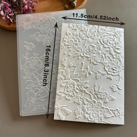 3D-geprägter Ordner Schmetterlingstanz zwischen Blumen in Schwarz-Weiß