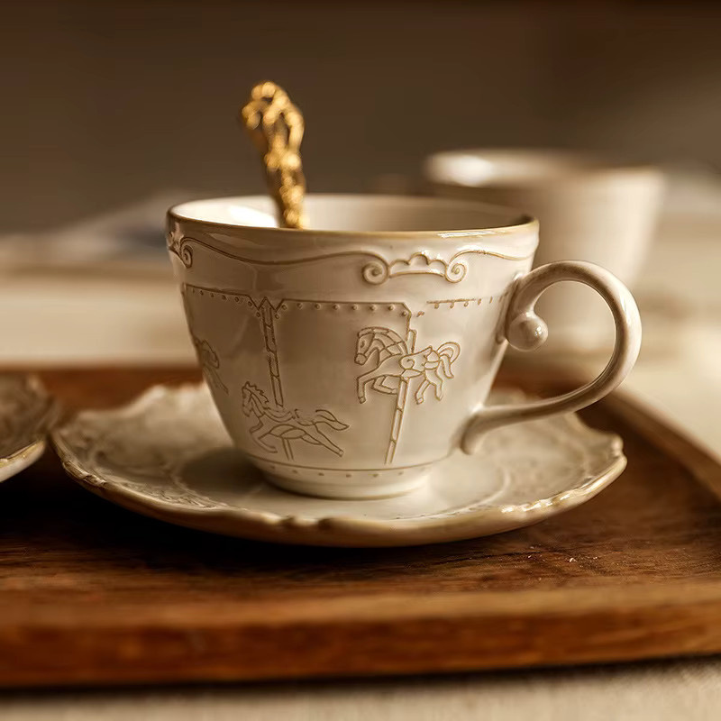 Vintage Relief Karussell Kaffeetassen und Teller Set aus Keramik in Weiß - Bild 2