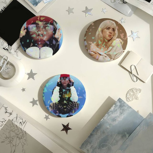 Brosche Billie Eilish Laser Abzeichen, Unisex - Bild 1