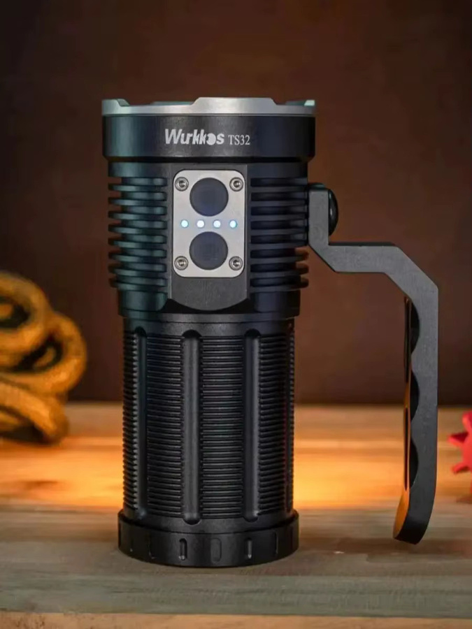 Wurkkos TS32 Taschenlampe in Schwarz mit 12000 lm, Dual-Switch-System, IP68 wasserdicht und wiederaufladbar - Bild 7