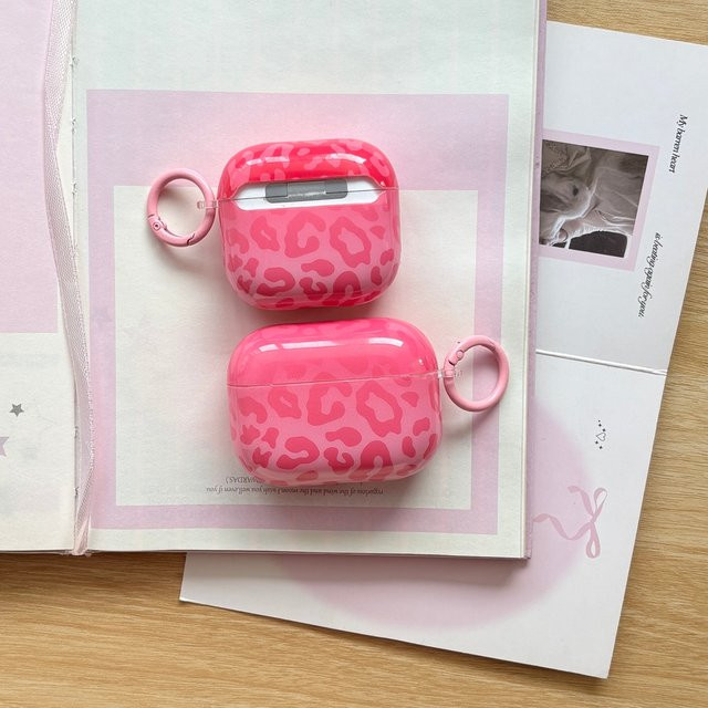 Schutzhülle für Apple AirPods (1, 2, 3, 4 und Pro 1, 2, 3) mit Leopardenmuster in Rosa und Haken - Bild 1