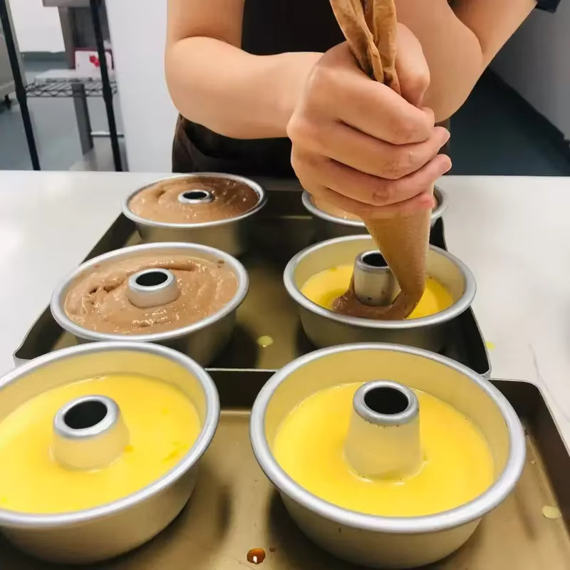 Antihaftbeschichtete Donutform aus Aluminium in Silber für Flan, Creme und Karamell-Pudding, runde Ring-Backform für den Ofen - Bild 3