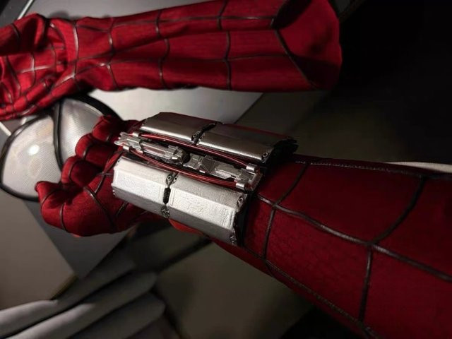 Hot Toys Marvel Spider-Man Handschuh- & Netzwerfer-Set, Metall, Textil - Bild 1