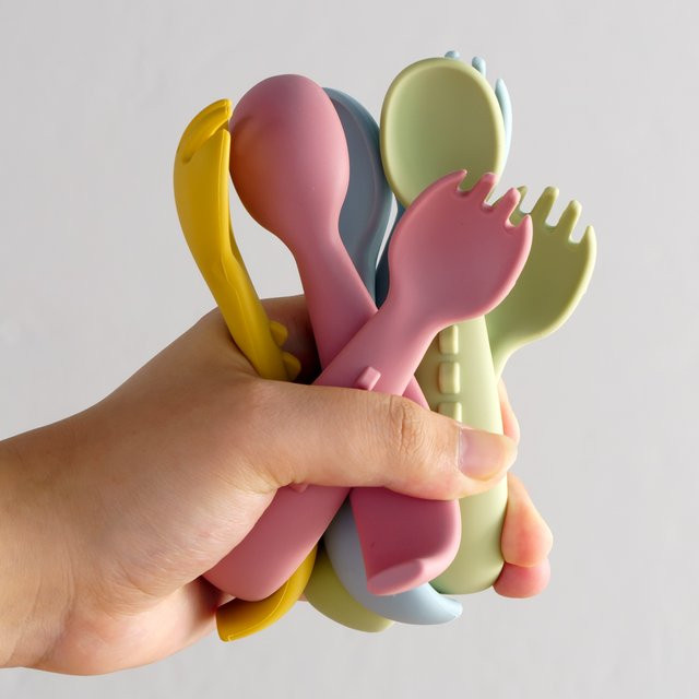 2er Set Silikon Baby Besteck Set mit Löffel und Gabel in Blau und Mehrfarbig für Neugeborene zum Erlernen des Essens mit ergonomischem Design - Bild 1