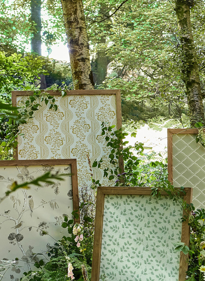 Sanderson Tapete Aubrey in Wild Honey mit floralem Botanical-Design und Vliesbeschichtung in Gelb - Bild 1