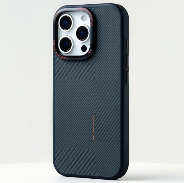 Matte magnetische Handyhülle mit Kohlefaser-Textur und Kameraobjektivschutz für Apple iPhone 16 Pro Max und iPhone 17 Pro Max in Gold - Bild 1