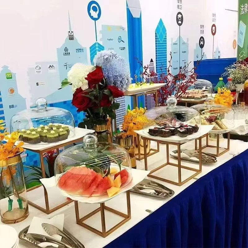 Goldene Buffet-Sockel-Säule als Dessert-Tisch und Tortenständer für Hochzeiten, Geburtstage und Feiern - Bild 2