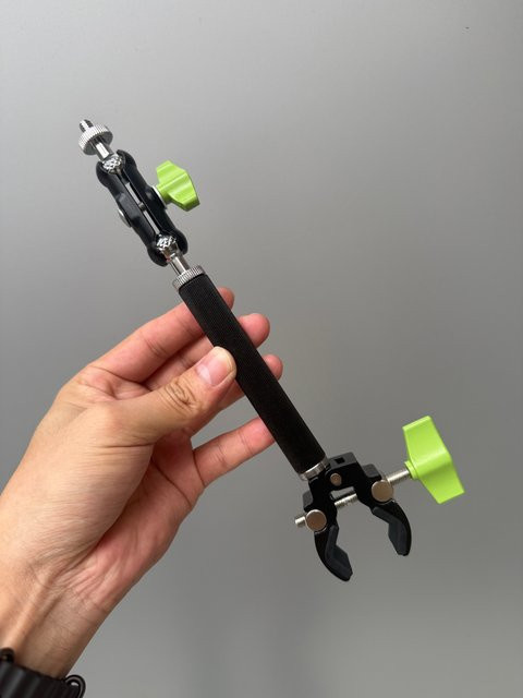Universelle Metall-Kamerahalterung in Schwarz mit 360 Grad Rotation für DJI und GoPro zur Montage am Motorrad- oder Mountainbike-Lenker - Bild 1