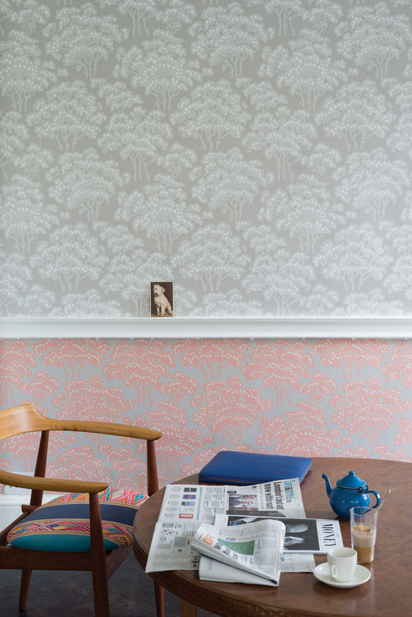 Farrow & Ball Tapete Hornbeam mit botanischem Floral-Design in Purbeck Stone, Red Earth und Ammonite - Bild 1