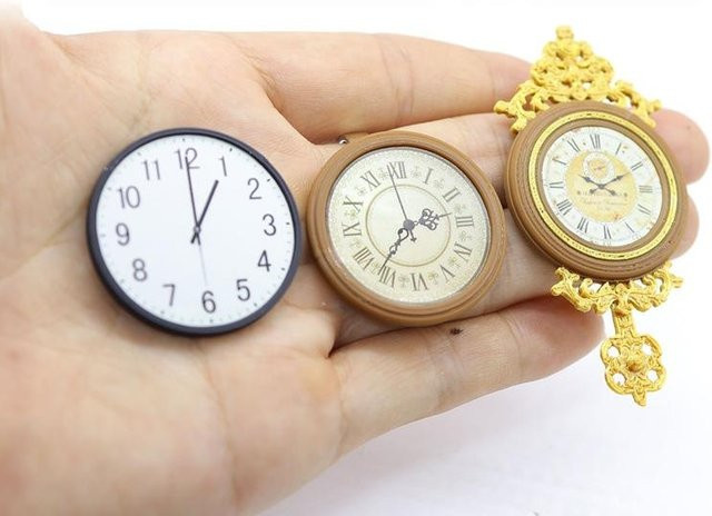 Retro Europäische Wanduhr, Puppenhaus Zubehör, 1:12, 1 Stück - Bild 1