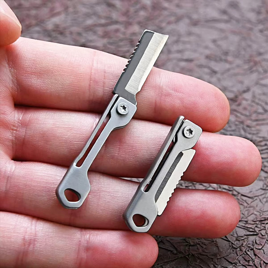 Mini-Mehrzweck-Taschenklappmesser aus Edelstahl in Silber mit quadratischem Kopf als Schlüsselanhänger für EDC und Outdoor-Einsätze - Bild 2