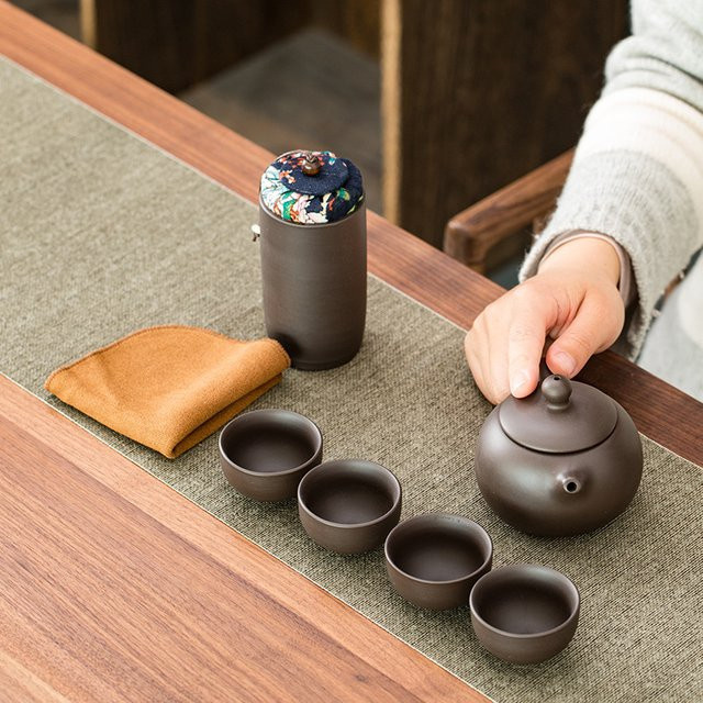 Tragbares chinesisches Reise-Teeset aus Keramik in Braun mit Teekanne und 4 Tassen für die Teezeremonie beim Camping - Bild 1