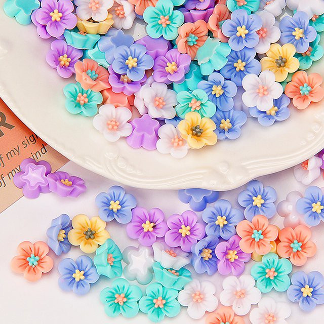 50 Stück DIY Kunstmaterial Set mit 3D Mini Blumen aus Harz in Multicolour für Telefon Patches und Bastelarbeiten - Bild 1