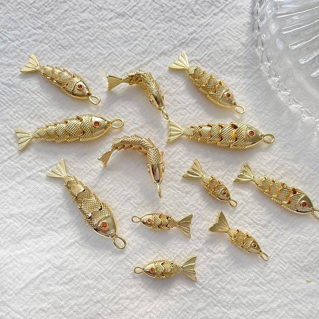 Anhänger Kupfer, goldene Fischform, roter Zirkonia, Unisex - Bild 1
