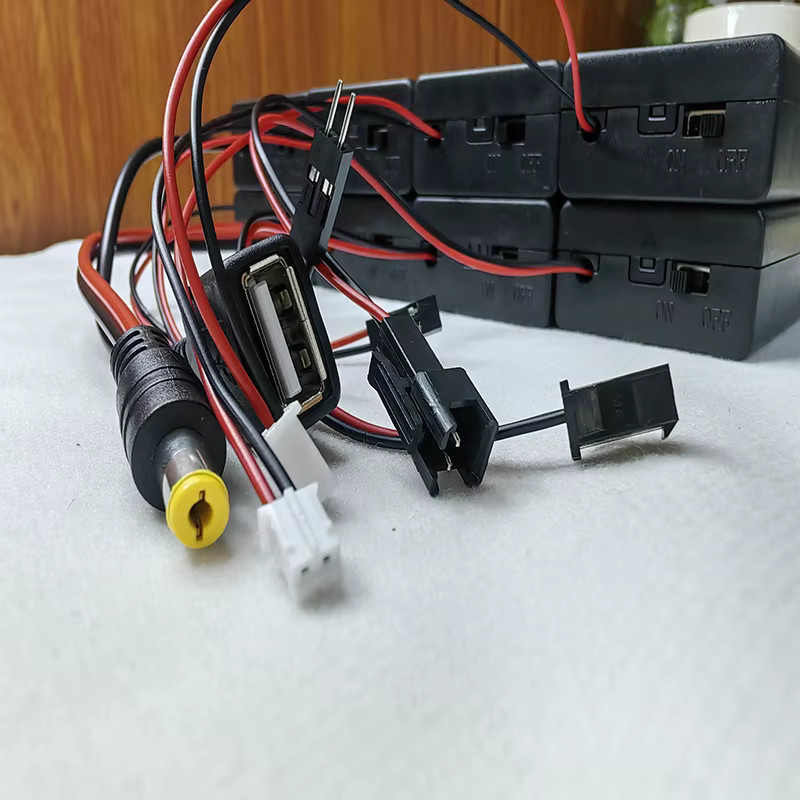 JCD 18650 Batteriehalterbox in Schwarz mit 2 Steckplätzen, Schalter, Abdeckung und Anschlüssen für PH2.0, XH2.54, DC5.5x2.1 und USB 2.0 - Bild 2