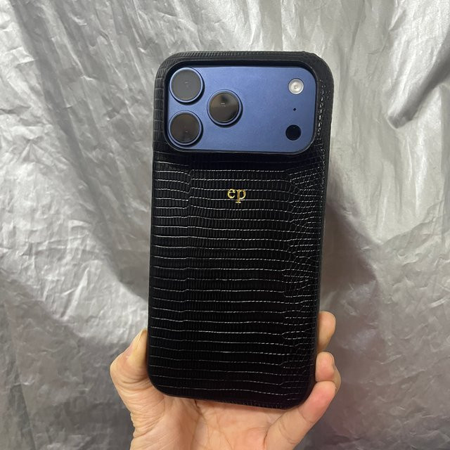 Personalisierte Lederhülle für Apple iPhone 14 mit Gold-Initialen in Luxus-Lizard-Optik aus PU-Material, Farben: Gold, Pink, Black - Bild 1