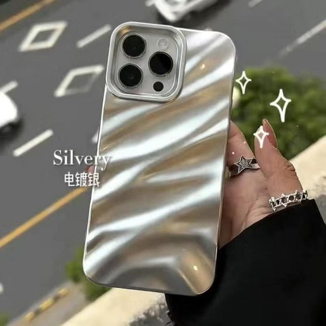 Glänzende iPhone Schutzhülle mit 3D-Faltenstruktur und Wellen-Design in Silber - Bild 1