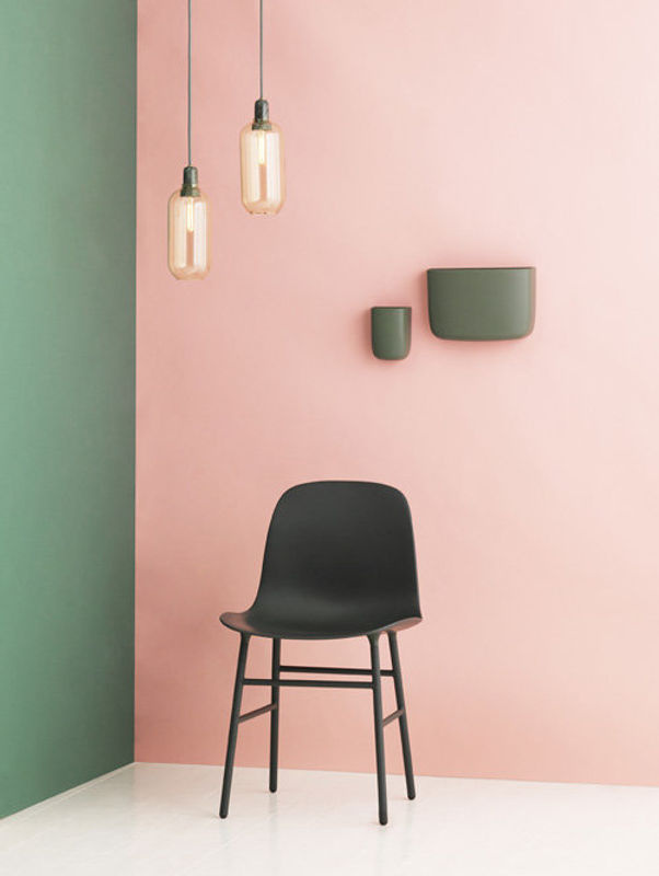 Normann Copenhagen Form Stuhl mit grünem Metallgestell im skandinavischen Design - Bild 2