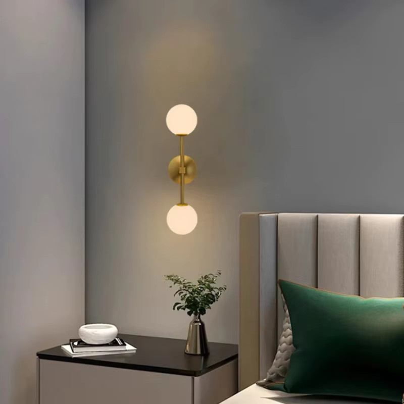 SUNMEIYI Moderne Doppelkopf Wandleuchte mit Acryl-Kugeln in Weiß und Gold, G9 Fassung für Schlafzimmer und Flur - Bild 2