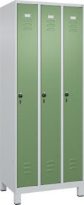 C+P Spind Classic PLUS Garderobenschrank mit 3 Abteilen, Füße, Farbe: Lichtgrau/Resedagrün, H x B x T: 195 x 75 x 50 cm - Bild 1