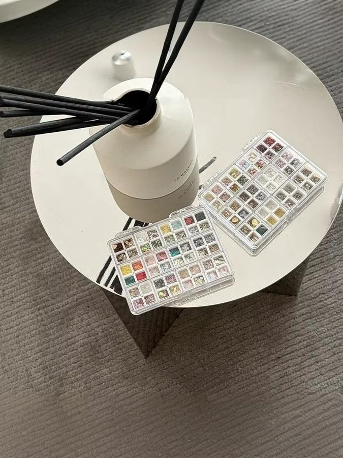 Transparente 48-teilige Nagelzubehör-Aufbewahrungsbox aus Kunststoff mit Mini-Fächern als Schmuck- und Ohrring-Organizer - Bild 4