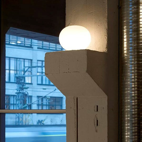 Flos Glo Ball Basic Bodenleuchte in Weiß mit Glaskugel und E27 Fassung - Bild 1