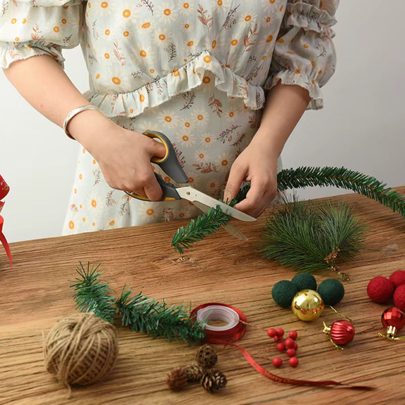 Grüne Kiefern-Weihnachtsgirlande aus Kunststoff und Rattan, 5,5 m hängende Weihnachtsdekoration - Bild 2