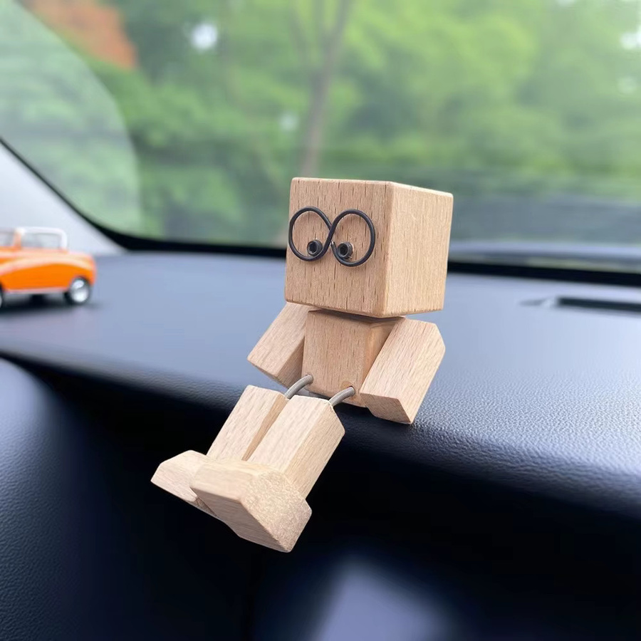 Handgefertigte Holzmann-Figur von YESPLEASE als Wackelkopf-Puppe mit beweglichen Füßen für das Auto-Armaturenbrett oder als Desktop-Dekoration aus Holz - Bild 3