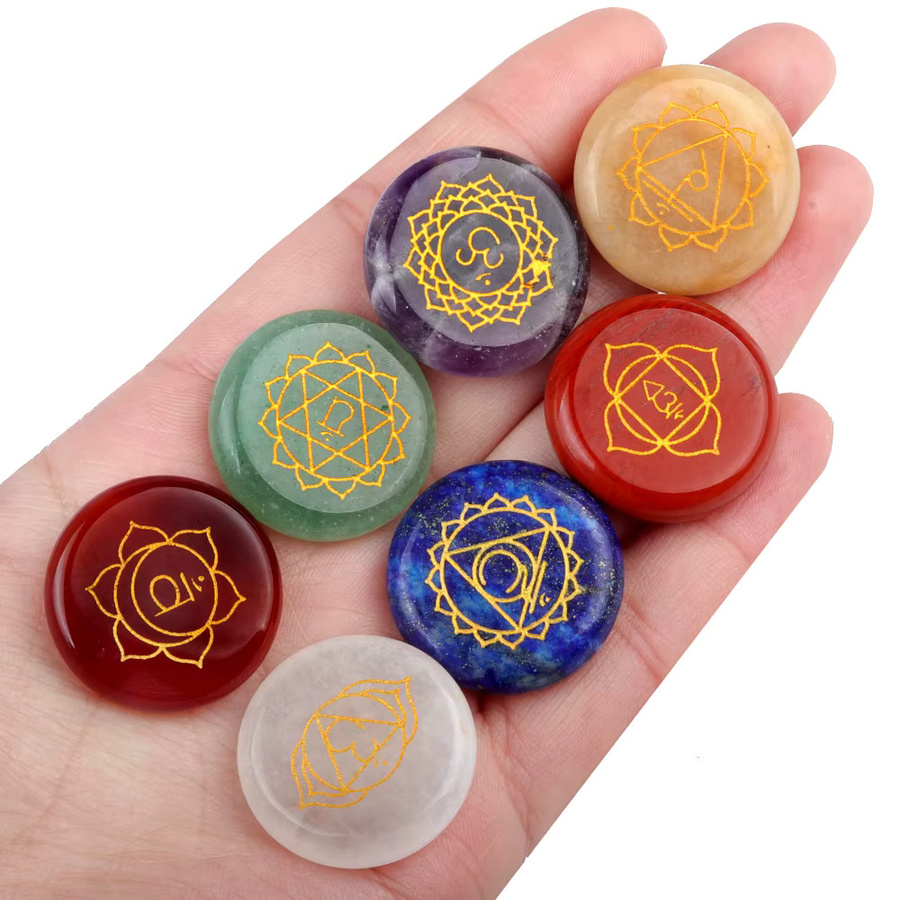 Welt der Kristalle Sieben Chakra Kristalle mit gravierten Symbolen, natürliche Reiki Heilsteine, bunt, rund und poliert - Bild 3