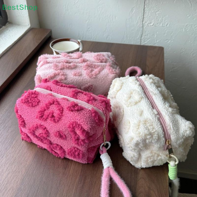 KOQZM Kosmetiktasche aus weichem Plüsch mit Love-Print und Griff in Pink - Bild 1