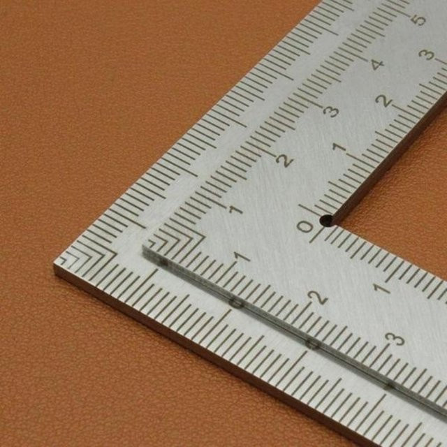 L-förmiges Edelstahl-Lineal in Silber als quadratisches Messwerkzeug für Büro und Schule - Bild 1